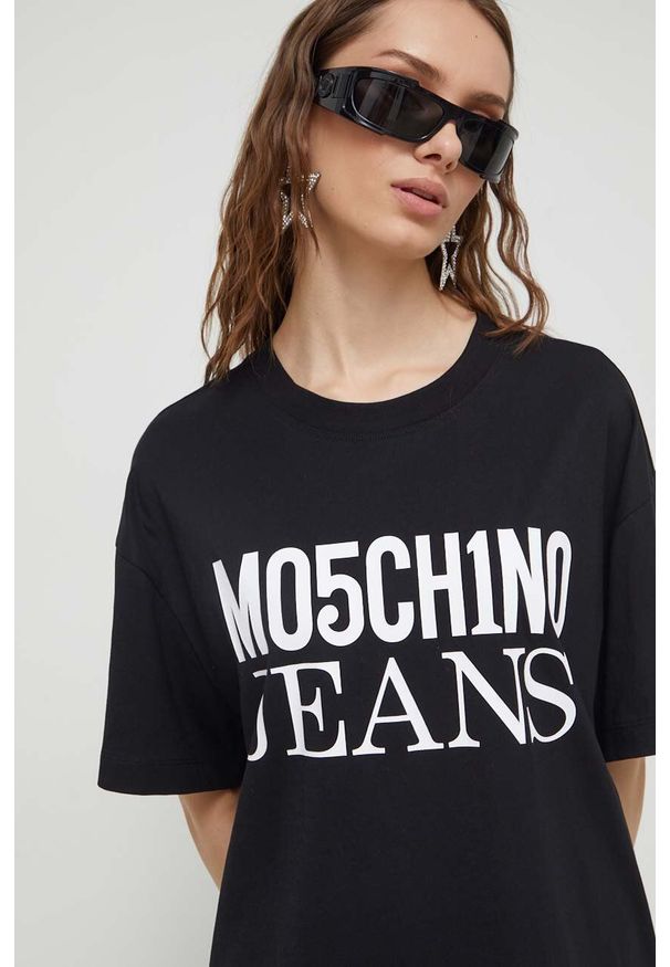 Moschino Jeans t-shirt bawełniany kolor czarny. Kolor: czarny. Materiał: bawełna. Długość rękawa: krótki rękaw. Długość: krótkie. Styl: klasyczny
