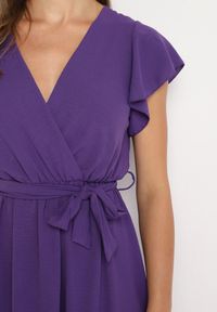 Born2be - Fioletowa Kopertowa Sukienka z Asymetrycznym Dołem Ozdobiona Falbanką z Paskiem w Talii Snidia. Okazja: na spacer, na co dzień. Kolor: fioletowy. Wzór: aplikacja. Sezon: lato. Typ sukienki: asymetryczne, kopertowe. Styl: klasyczny, casual, elegancki #3