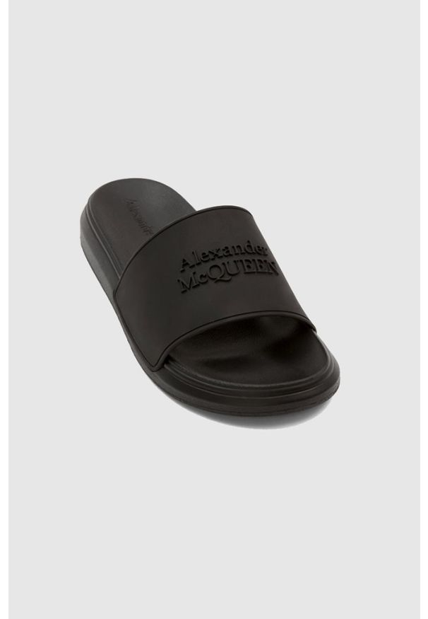 Alexander McQueen - ALEXANDER MCQUEEN Czarne klapki męskie z logo. Kolor: czarny