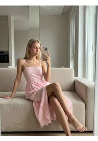 Sinsay - Bawełniana ażurowa sukienka midi na ramiączkach - różowy. Kolor: różowy. Materiał: bawełna. Długość rękawa: na ramiączkach. Wzór: ażurowy. Długość: midi #1