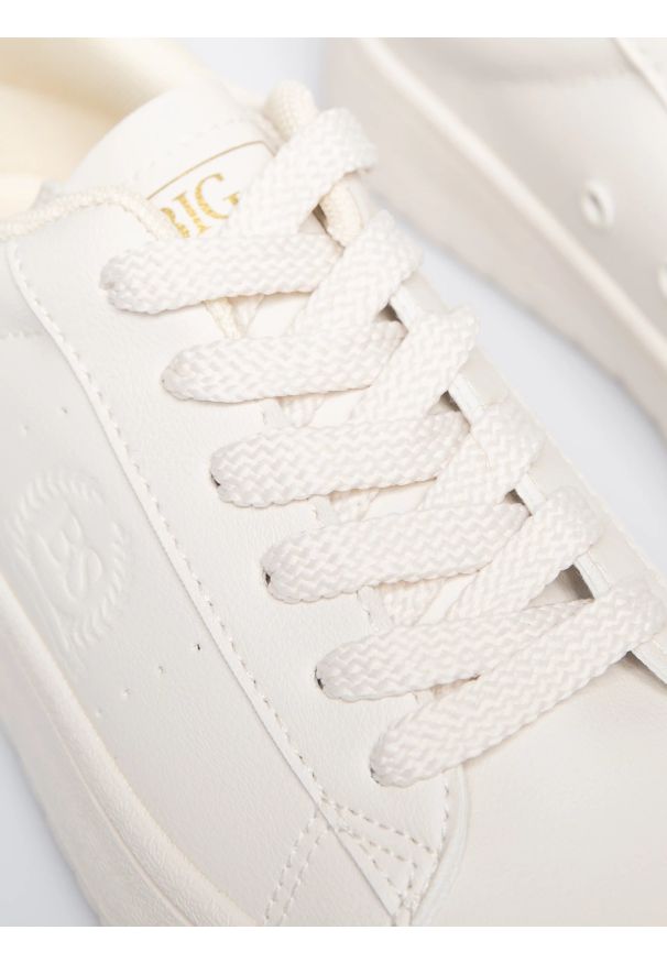 Big-Star - Sneakersy damskie ze skóry ekologicznej białe NN274577 101. Okazja: na spacer, na co dzień. Nosek buta: okrągły. Zapięcie: sznurówki. Kolor: biały. Materiał: skóra ekologiczna. Sport: turystyka piesza