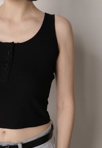 Born2be - Czarny Prążkowany Top na Szerokich Ramiączkach z Bawełny Zdobiony Guzikami Bernella. Okazja: na spacer. Kolor: czarny. Materiał: prążkowany, bawełna. Długość rękawa: na ramiączkach. Wzór: aplikacja. Sezon: zima, lato. Styl: elegancki #3