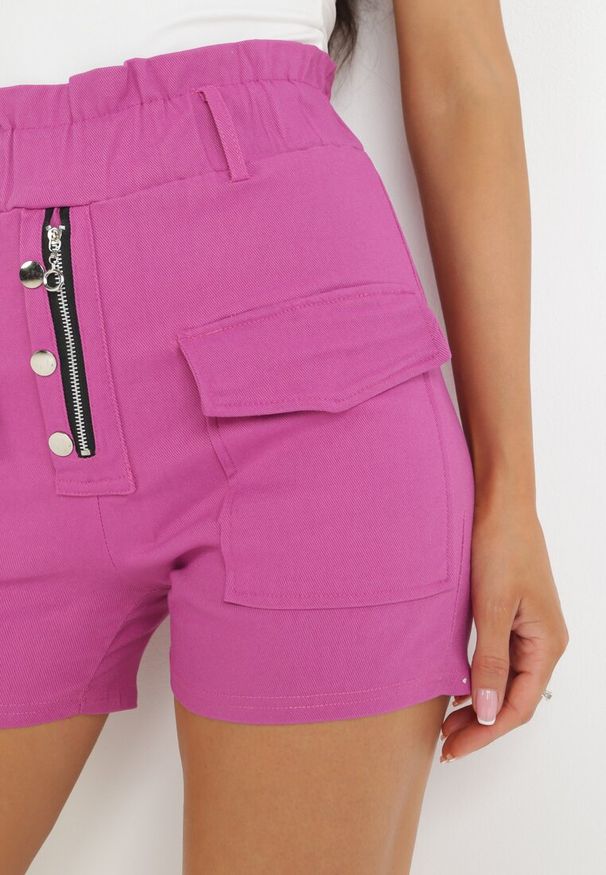 Born2be - Fuksjowe Szorty z Gumką w Pasie Virni. Kolor: różowy. Materiał: jeans. Wzór: aplikacja. Sezon: lato
