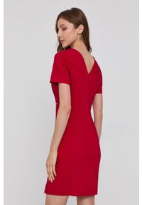 Morgan Sukienka kolor czerwony mini dopasowana. Kolor: czerwony. Materiał: tkanina. Długość rękawa: krótki rękaw. Wzór: gładki. Typ sukienki: dopasowane. Długość: mini #5