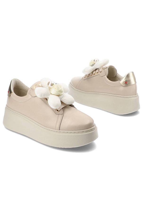 CheBello - Beżowe Sneakersy Chebello Modne Obuwie Z Ozdobnym Kwiatem. Okazja: na co dzień. Kolor: beżowy. Materiał: skóra, jeans. Wzór: kwiaty