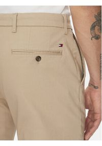 TOMMY HILFIGER - Tommy Hilfiger Chinosy Denton MW0MW37717 Beżowy Slim Fit. Kolor: beżowy. Materiał: bawełna #4