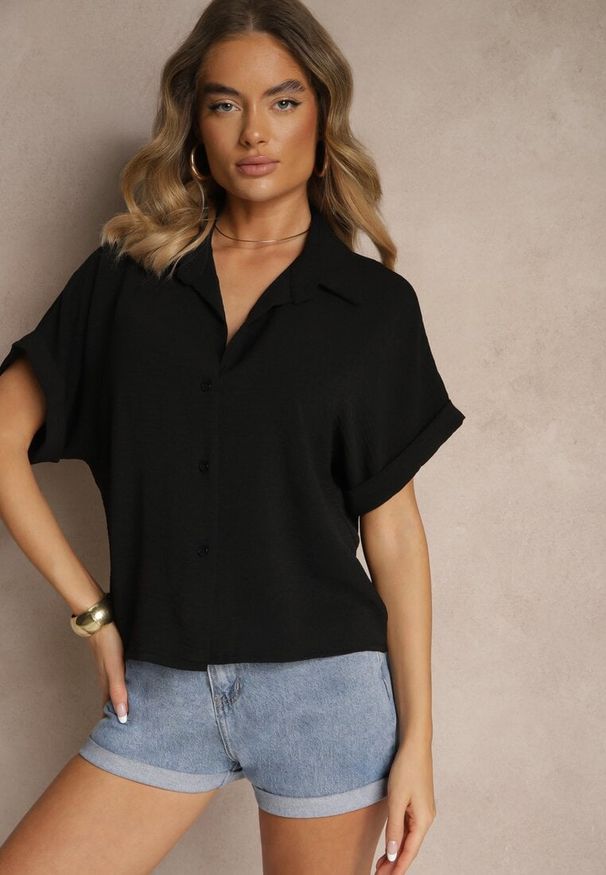 Renee - Czarna Koszula o Kroju Oversize Natressa. Okazja: na co dzień, na spotkanie biznesowe. Typ kołnierza: kołnierzyk klasyczny. Kolor: czarny. Materiał: jeans. Wzór: aplikacja. Styl: biznesowy, klasyczny, casual