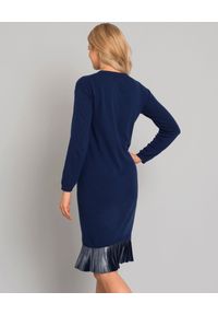 CESARE PACIOTTI - Niebieska sukienka z aplikacją. Kolor: niebieski. Materiał: materiał. Długość rękawa: długi rękaw. Wzór: aplikacja. Typ sukienki: dopasowane. Styl: elegancki. Długość: midi #2