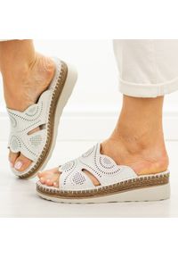 Białe skórzane klapki damskie na koturnie S.Barski 5915. Okazja: na co dzień. Kolor: biały. Materiał: skóra. Sezon: wiosna, lato. Obcas: na koturnie. Styl: casual #1