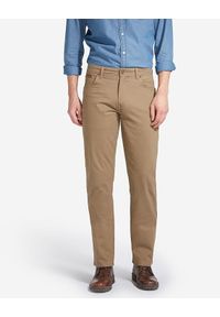 Wrangler - WRANGLER TEXAS MĘSKIE SPODNIE MATERIAŁOWE STRETCH SAFARI KHAKI W121AP178. Kolor: brązowy