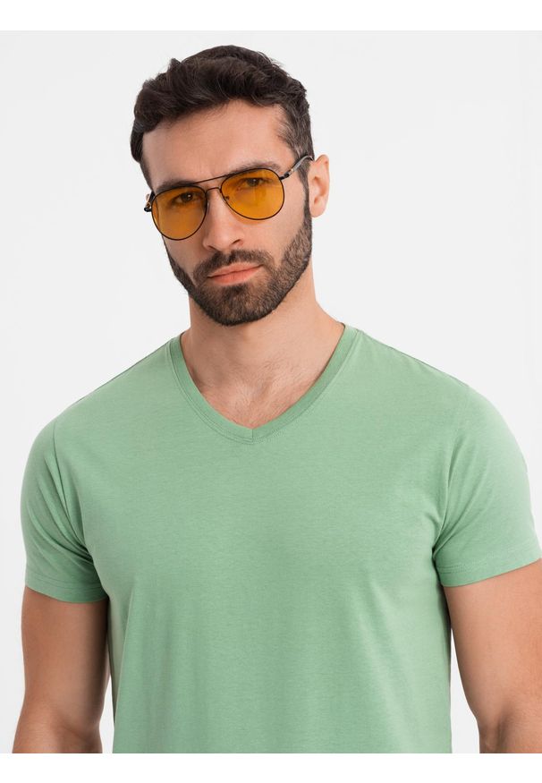Ombre Clothing - Bawełniana klasyczna męska koszulka z dekoltem w serek BASIC – zielona V11. Typ kołnierza: dekolt w serek. Kolor: zielony. Materiał: bawełna. Styl: klasyczny
