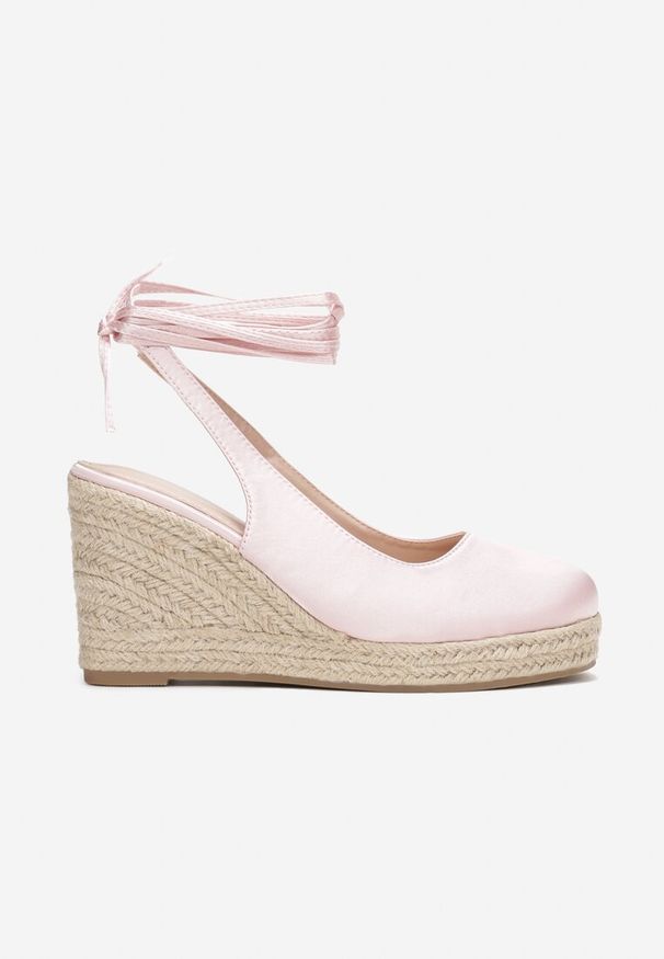 Renee - Różowe Sandały Espadryle z Satynową Cholewką i Plecionym Koturnem Manolla. Kolor: różowy. Materiał: satyna. Wzór: aplikacja. Obcas: na koturnie