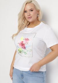 Born2be - Biały T-shirt Bawełniany Oversize z Kwiatowym Nadrukiem Odoriss. Okazja: na co dzień. Kolor: biały. Materiał: bawełna. Wzór: kwiaty, nadruk. Styl: casual #4