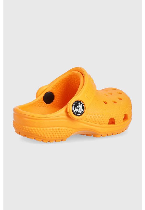 Crocs klapki dziecięce kolor pomarańczowy. Kolor: pomarańczowy. Materiał: guma, materiał. Wzór: gładki. Obcas: na obcasie. Wysokość obcasa: niski