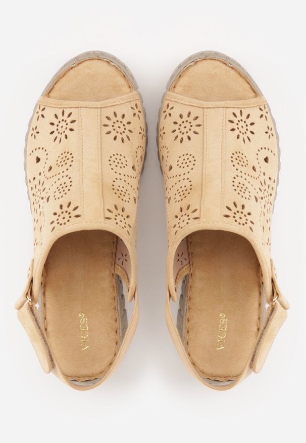 Born2be - Ciemnobeżowe Sandały VICES na Koturnie z Ażurowymi Wycięciami w Kwiaty Salaphis. Okazja: na co dzień. Zapięcie: rzepy. Kolor: beżowy. Materiał: len. Wzór: kwiaty, ażurowy. Sezon: lato. Obcas: na koturnie. Styl: casual