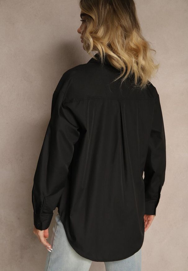 Renee - Czarna Bawełniana Koszula Z Ozdobnymi Naszywkami Katirina. Okazja: na co dzień. Kolor: czarny. Materiał: bawełna. Długość rękawa: długi rękaw. Długość: długie. Wzór: aplikacja. Styl: casual