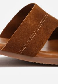 Born2be - Jasnobrązowe Klapki VICES na Niskim Słupku z Ozdobnymi Wycięciami w Cholewce Celatheis. Okazja: na co dzień, na spacer. Kolor: brązowy. Materiał: len. Wzór: haft. Sezon: lato. Obcas: na słupku. Styl: casual, elegancki #9