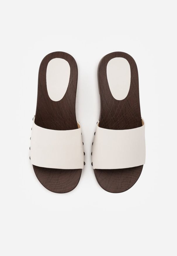 Renee - Białe Klapki Ozdobione po Bokach Nitami Neameronei. Kolor: biały. Materiał: skóra, jeans. Wzór: aplikacja