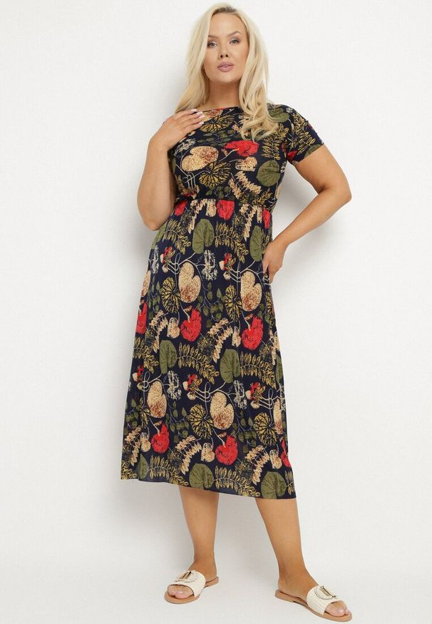Born2be - Granatowa Rozkloszowana Sukienka z Gumką w Talii we Wzór Pawich Oczek Duilla. Kolekcja: plus size. Kolor: niebieski. Sezon: lato. Typ sukienki: dla puszystych