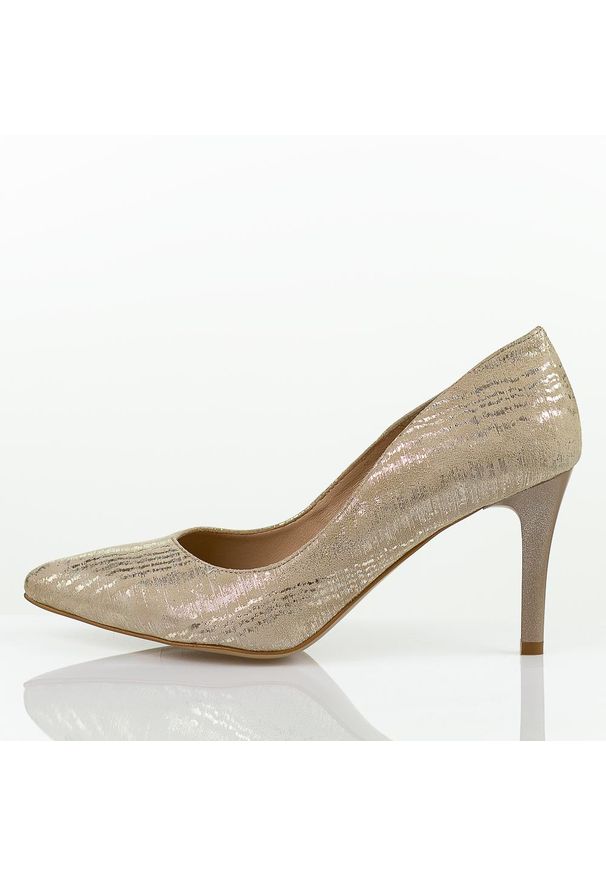Złote skórzane Polskie szpilki damskie Prestige s160 2106B. Okazja: na wesele, na ślub cywilny, na spotkanie biznesowe, na imprezę. Kolor: złoty. Materiał: skóra, zamsz. Szerokość cholewki: normalna. Obcas: na szpilce. Styl: glamour, biznesowy, elegancki, wizytowy, klasyczny