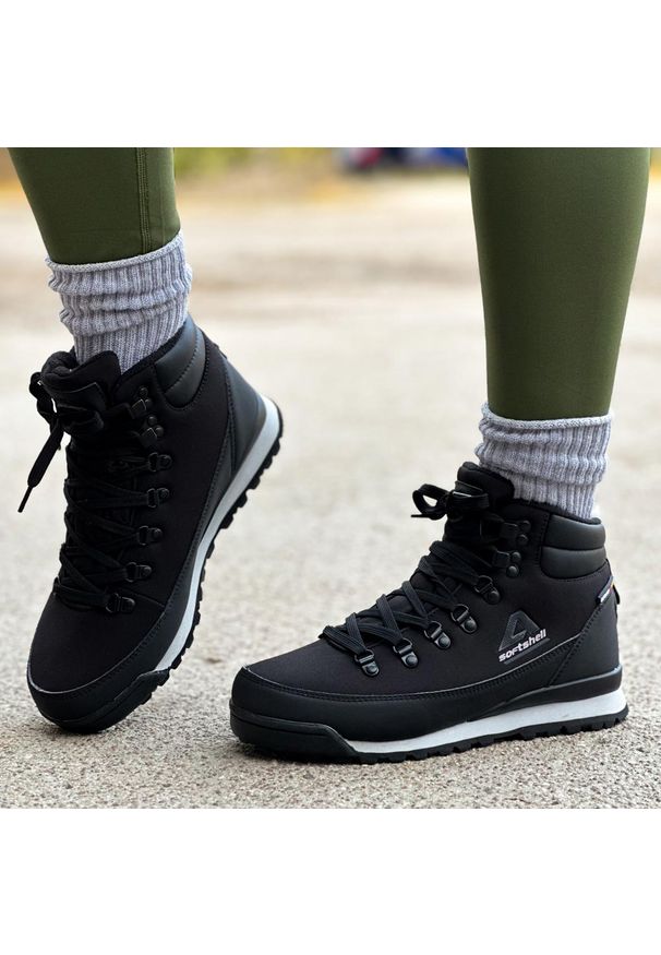 Czarne zimowe śniegowce damskie z membraną American Club Softshell Wt61/23. Kolor: czarny. Materiał: skóra, tkanina. Szerokość cholewki: normalna. Sezon: zima. Obcas: na obcasie. Wysokość obcasa: średni