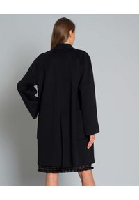 LES COPAINS - Czarny płaszcz z wełny. Kolor: czarny. Materiał: wełna. Długość rękawa: długi rękaw. Długość: długie. Sezon: jesień. Styl: klasyczny