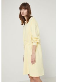 medicine - Medicine sukienka bawełniana kolor żółty mini oversize. Kolor: żółty. Materiał: bawełna. Długość rękawa: długi rękaw. Wzór: gładki. Typ sukienki: oversize. Długość: mini #6