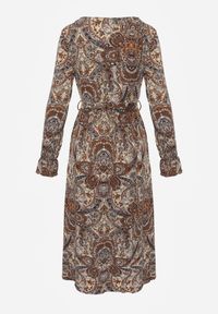 Renee - Brązowo-Beżowa Sukienka Midi z Wzorem Paisley i Gumką w Talii Alynthe. Kolor: brązowy. Wzór: paisley. Typ sukienki: kopertowe. Długość: midi #2