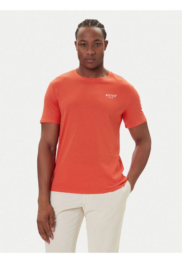 Mustang T-Shirt Austin 1016857 Czerwony Regular Fit. Kolor: czerwony. Materiał: bawełna