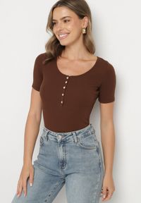 Born2be - Brązowy Prążkowany T-shirt z Bawełny Ozdobiony Guzikami Tasavia. Okazja: na co dzień. Kolor: brązowy. Materiał: prążkowany, bawełna. Wzór: aplikacja. Styl: casual, klasyczny #4