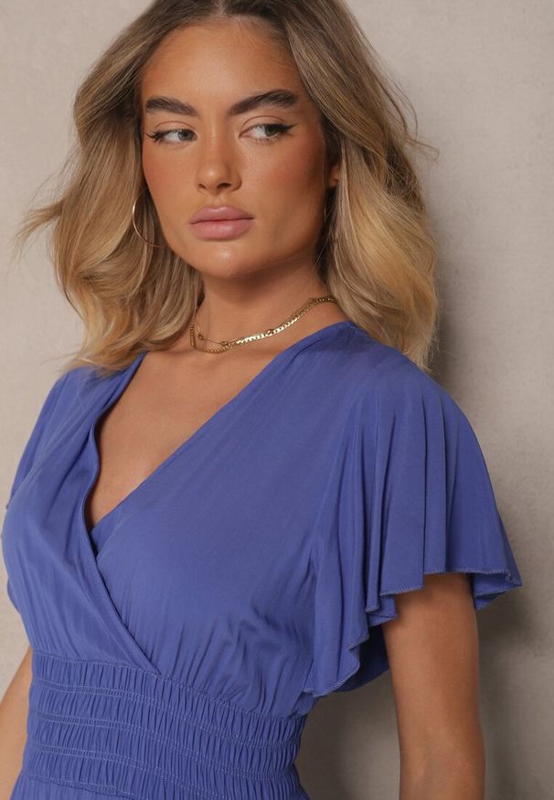 Renee - Granatowa Rozkloszowana Sukienka z Wiskozy z Kopertowym Dekoltem Rellrive. Okazja: na co dzień. Kolor: niebieski. Materiał: wiskoza. Typ sukienki: kopertowe. Styl: elegancki, klasyczny, casual