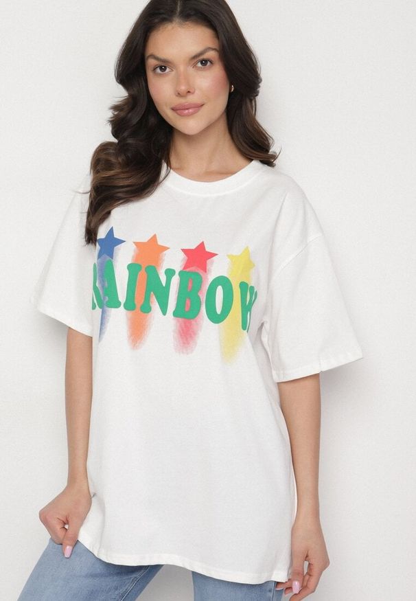 Born2be - Biały T-shirt Oversize z Kolorowym Napisem i Gwiazdkami Iloviela. Okazja: na co dzień. Kolor: biały. Materiał: jeans. Wzór: napisy, kolorowy. Styl: sportowy, klasyczny, elegancki, casual