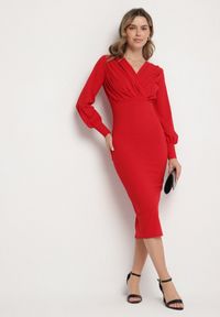 Born2be - Czerwona Dopasowana Sukienka Koktajlowa z Kopertowym Dekoltem Redalia. Okazja: na imprezę. Typ kołnierza: dekolt kopertowy. Kolor: czerwony. Typ sukienki: kopertowe. Styl: wizytowy #6