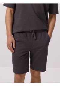 Reserved - Dresowe szorty regular fit - ciemnoszary. Kolor: szary. Materiał: dresówka