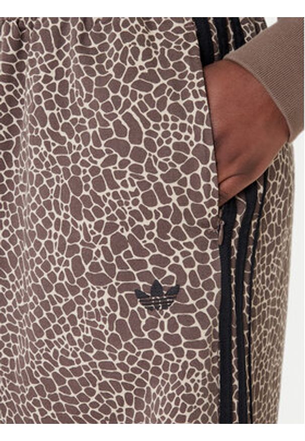 Adidas - adidas Jeansy Firebird Aop KD8811 Brązowy Loose Fit. Kolor: brązowy