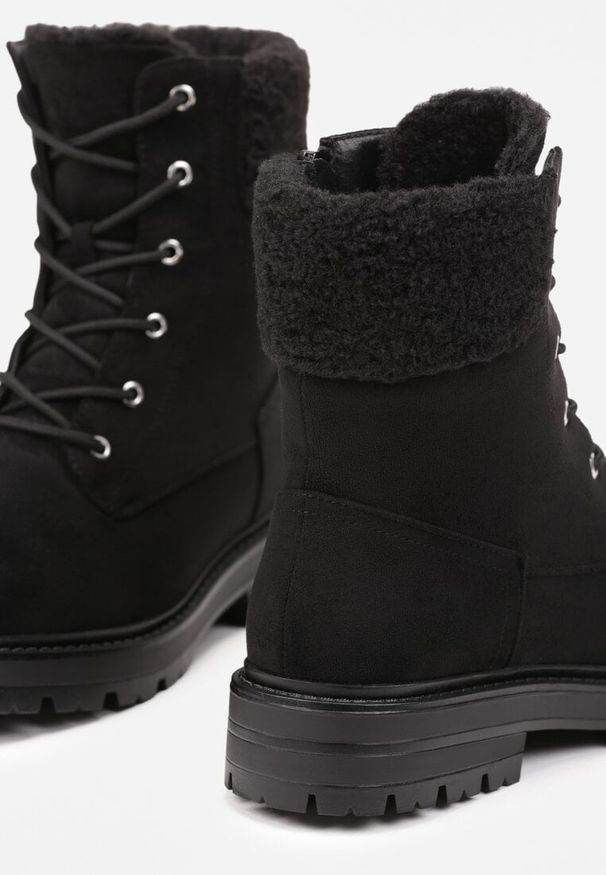 Born2be - Czarne Botki Workery na Płaskiej Podeszwie Zdobione Futerkiem Typu Baranek Nevasilla. Okazja: na spacer. Kolor: czarny. Materiał: futro. Szerokość cholewki: normalna. Wzór: aplikacja. Obcas: na płaskiej podeszwie. Styl: elegancki
