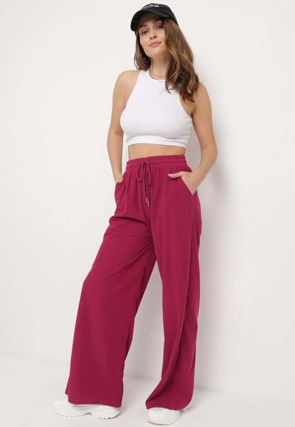 Born2be - Ciemnoróżowe Prążkowane Spodnie z Szerokimi Nogawkami i Gumką w Pasie Itrulla. Okazja: na co dzień. Stan: podwyższony. Kolor: różowy. Materiał: prążkowany. Styl: casual
