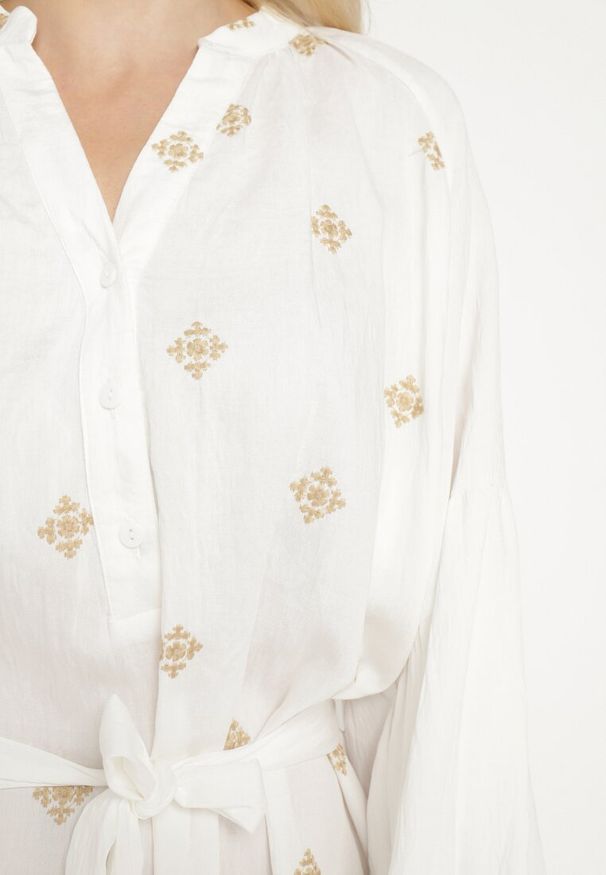 Born2be - Biała Wiskozowa Sukienka o Kroju Oversize z Ozdobnym Haftem Naleniel. Okazja: na co dzień. Kolor: biały. Materiał: wiskoza. Wzór: haft. Typ sukienki: oversize. Styl: casual