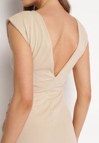 Born2be - Beżowa Taliowana Sukienka Bez Rękawów z Ozdobnym Marszczeniem Lunala. Okazja: na co dzień. Kolor: beżowy. Materiał: skóra. Długość rękawa: bez rękawów. Styl: casual #7