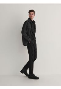 Reserved - Spodnie chino slim z kantem - czarny. Kolor: czarny. Materiał: tkanina, wełna
