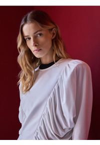 Reserved - Bluzka z poduszkami na ramionach - biały. Kolor: biały. Materiał: tkanina #1