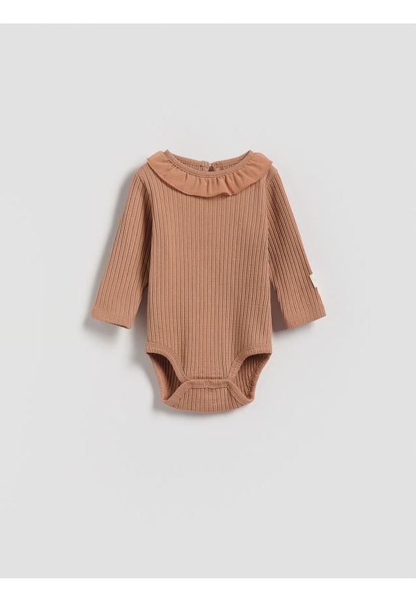 Reserved - Bawełniane body z falbanką - brązowy. Kolor: brązowy. Materiał: bawełna