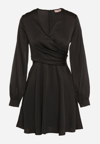 Born2be - Czarna Satynowa Sukienka VICES z Kopertowym Dekoltem i Bufiastymi Rękawami Nivita. Okazja: na wesele, na randkę, na ślub cywilny. Typ kołnierza: dekolt w serek, dekolt kopertowy. Kolor: czarny. Materiał: satyna. Typ sukienki: kopertowe. Styl: elegancki, klasyczny #3