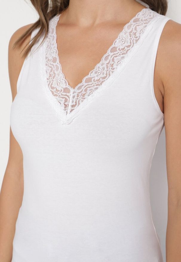 Born2be - Biały Bawełniany Top Ozdobiony Koronką przy Dekolcie Marithiel. Okazja: na co dzień. Typ kołnierza: dekolt w kształcie V. Kolor: biały. Materiał: koronka, bawełna. Wzór: koronka, aplikacja. Sezon: wiosna, lato. Styl: casual, elegancki