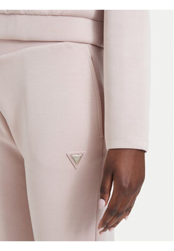 Guess Bluza V4YQ05 KCAY2 Różowy jasny Regular Fit. Kolor: różowy. Materiał: syntetyk