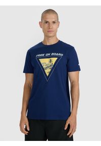 4f - 4F T-shirt regular z nadrukiem męski - granatowy M. Okazja: na co dzień. Kolor: niebieski. Materiał: bawełna, materiał, jersey. Długość rękawa: krótki rękaw. Długość: krótkie. Wzór: nadruk. Styl: wakacyjny, casual, sportowy, klasyczny #1
