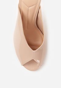 Renee - Beżowe Klapki Peep Toe na Szpilce z Lakierowanym Połyskiem Sharvyra. Nosek buta: otwarty. Kolor: beżowy. Materiał: lakier. Obcas: na szpilce. Wysokość obcasa: średni #4