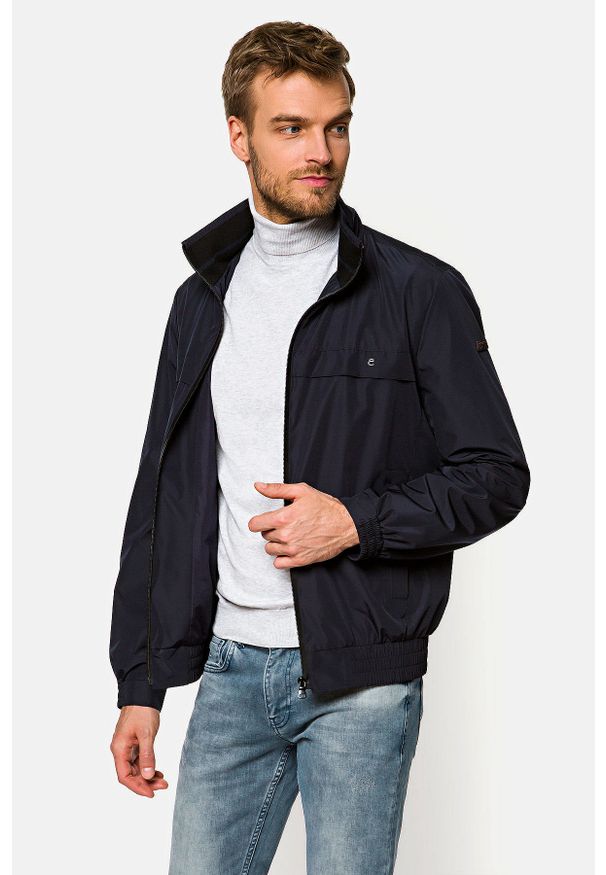 Lancerto - Kurtka Granatowa Constancia. Typ kołnierza: golf, kołnierzyk stójkowy. Kolor: niebieski. Materiał: poliester, tkanina, jeans. Długość: krótkie. Wzór: moro. Sezon: lato, wiosna, jesień. Styl: sportowy, klasyczny, militarny