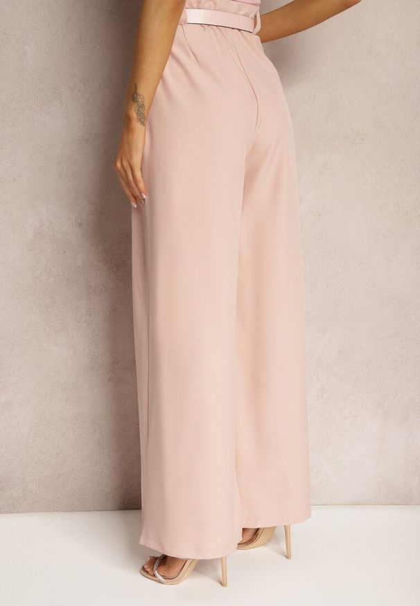 Renee - Różowe Spodnie Palazzo High Waist z Szerokimi Nogawkami i Paskiem z Metalową Klamrą Oinna. Okazja: do pracy, na co dzień. Stan: podwyższony. Kolor: różowy. Styl: elegancki, klasyczny, casual