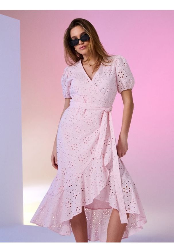 Sinsay - Bawełniana ażurowa sukienka midi z falbaną i wiązaniem - różowy. Kolor: różowy. Materiał: bawełna. Wzór: ażurowy. Długość: midi